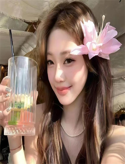 表演艺术《管理丈夫上司关系的妻子》：探索摄影的镜头语言与画面构图 感受表演的情感力量